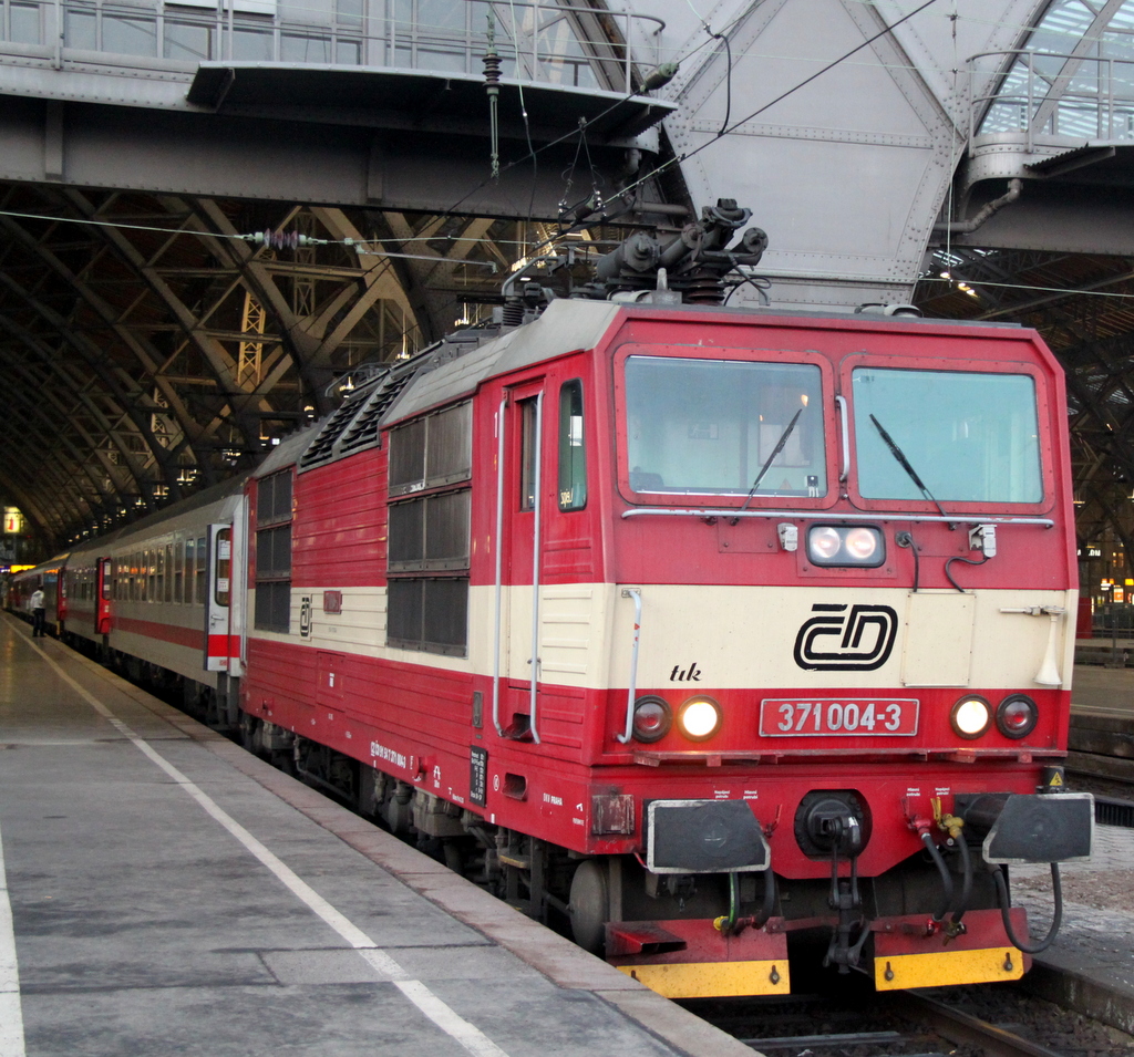 371 004-3 Otik mit CNL 459/IC 61459 von Zrich HB und Erfurt Hbf nach Praha hl.n.kurz vor der Ausfahrt im Leipziger Hbf.09.03.2014 