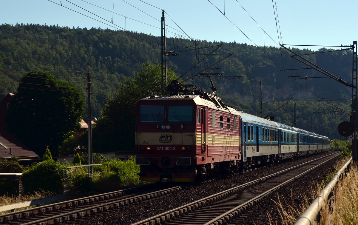 371 004 zog am 16.06.16 den EC 178 nach Berlin durch Stadt Wehlen. Sie wird ihren Zug allerdings in Dresden übergeben und mit einem anderen EC zurück Richtung Prag fahren.