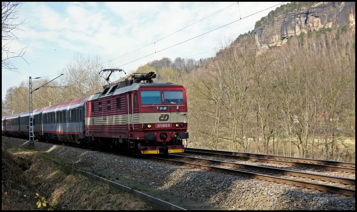 371 004 zwischen Krippen und Schmilka-Hirschmühle. Aufgenommen am  27.03.2014