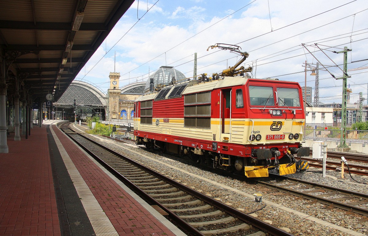 371 005-0 der CD steht im  Dresdener-Hbf.
Aufgenommen vom Bahnsteig 2 von Dresden-Hbf.
Bei Sommerwetter am Mittag vom 25.7.2015.
