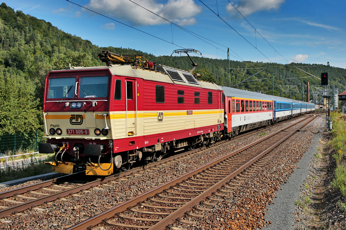 371 005-0 Pepin fährt mit dem Ec 176  Johannes Brahm  bei Königstein vorüber.Bild vom 8.9.2015