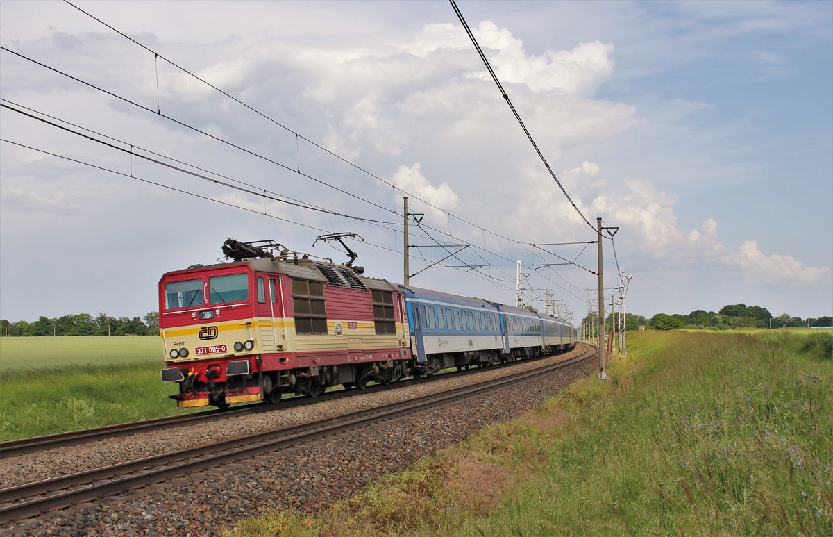371 005-0 zusehen mit R 886 am 13.06.20 in Pardubice Opočínek.