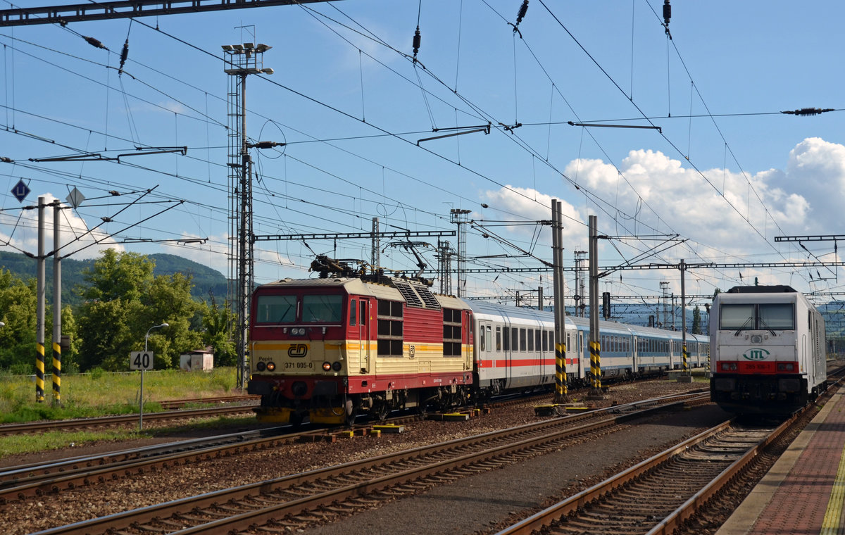 371 005 verlässt mit dem EC 172 nach Hamburg-Altona am 14.06.16 Decin.