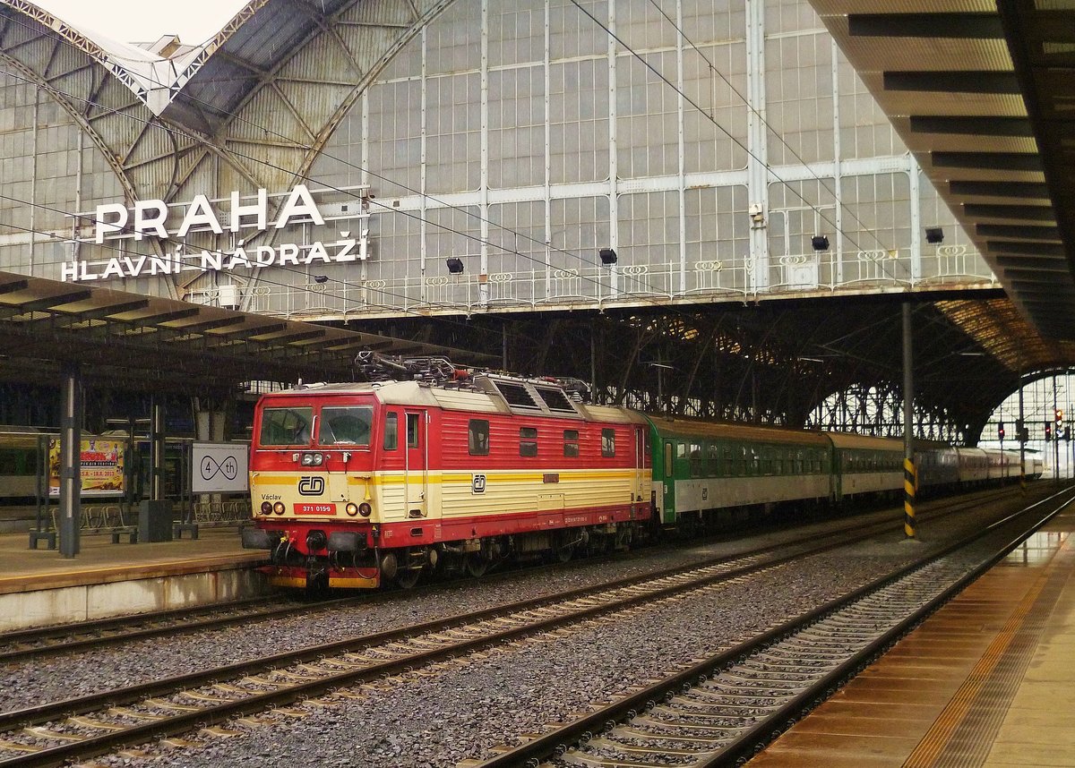 371 015-9 hier am 01.06.13 in der alten Farbgebung in Praha hl.n.