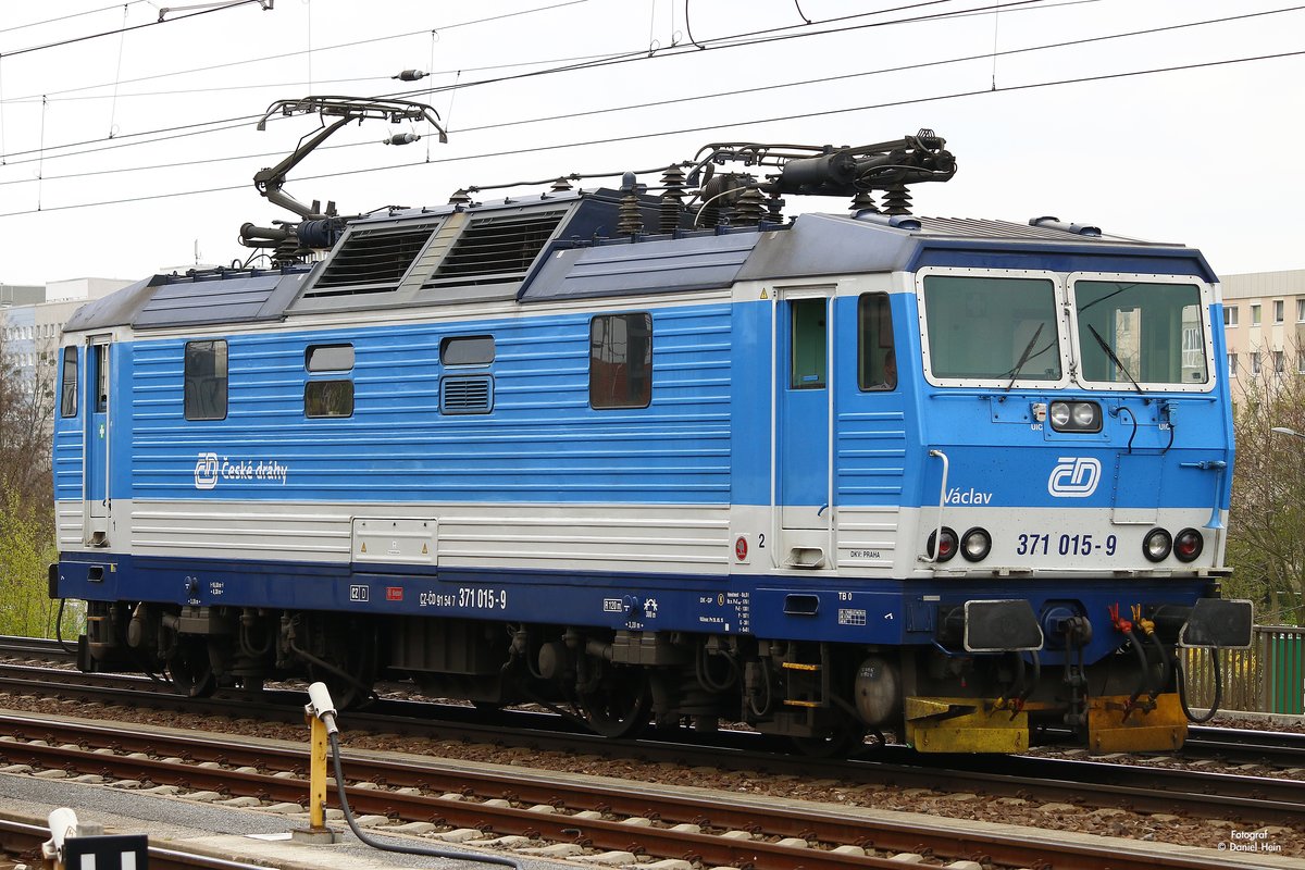 371 015-9  Knödelpresse  in Dresden Hbf, am 08.04.2017.