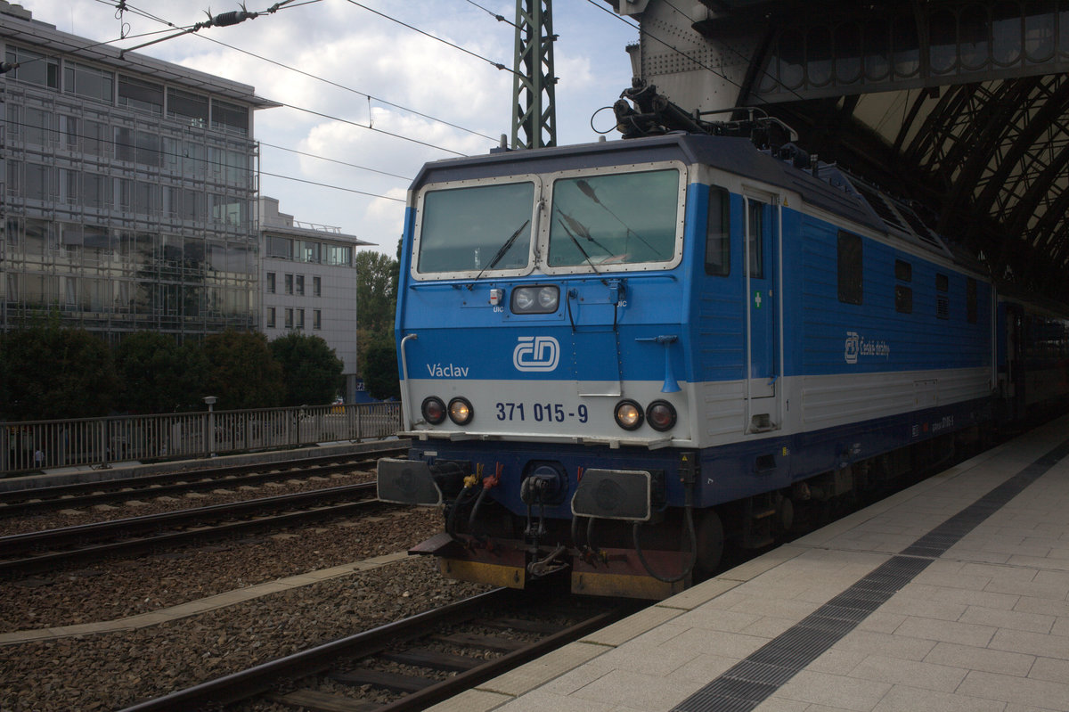 371 015-9   Vaclav wird den EC nach Prag bringen. 25.08.2017 12:57 Uhr Dresden Hbf.