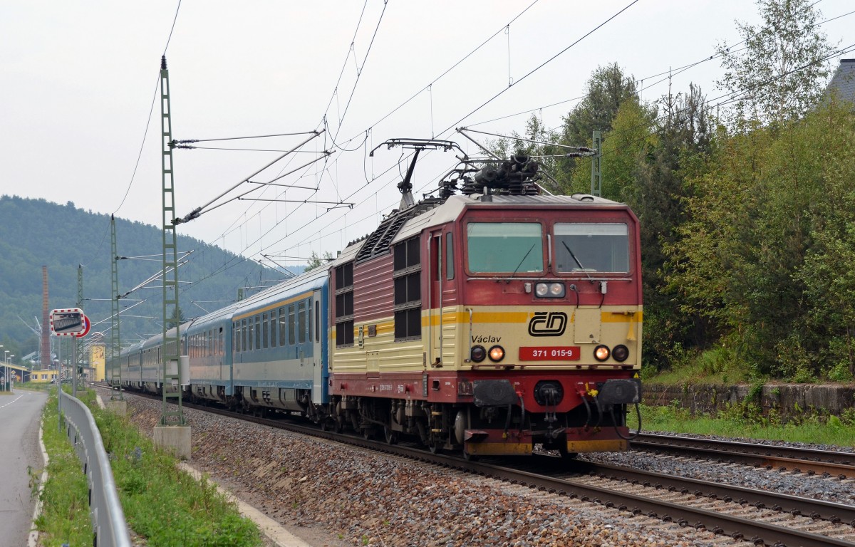 371 015 bespannte am 05.07.13 den EC 170 von Budapest bis Dresden. In Dresden wird sie ihrem EC an eine Lok von DB Fernverkehr bergeben. Hier durchfhrt Vaclav Knigstein.