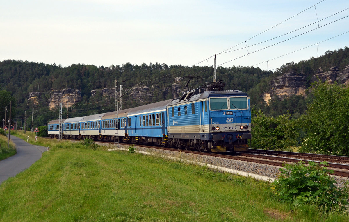 371 015 führte am 09.06.19 den Wander-Express (RE 20) von Dresden kommend durch Strand nach Usti n.L.