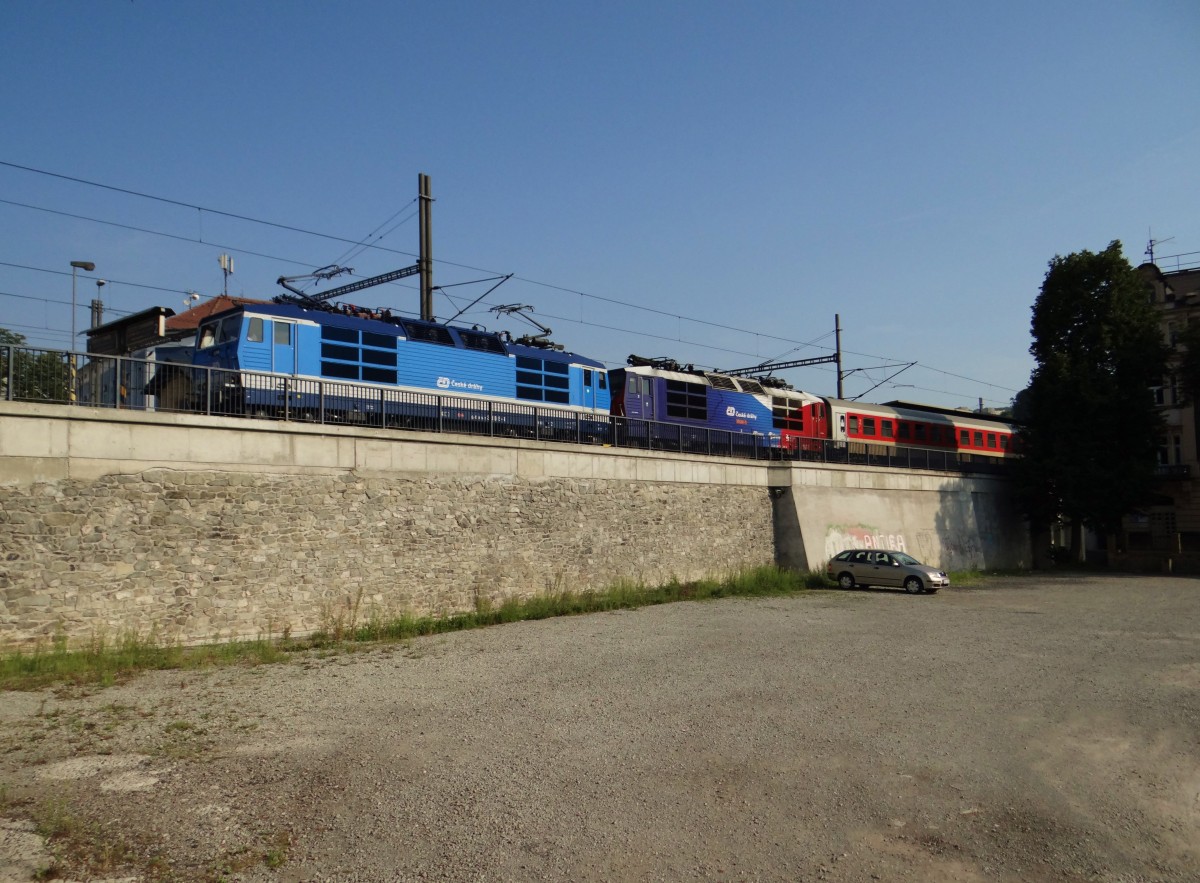 371 015 mit 371 201 zu sehen am 22.08.15 in Ústí nad Labem hl.n.