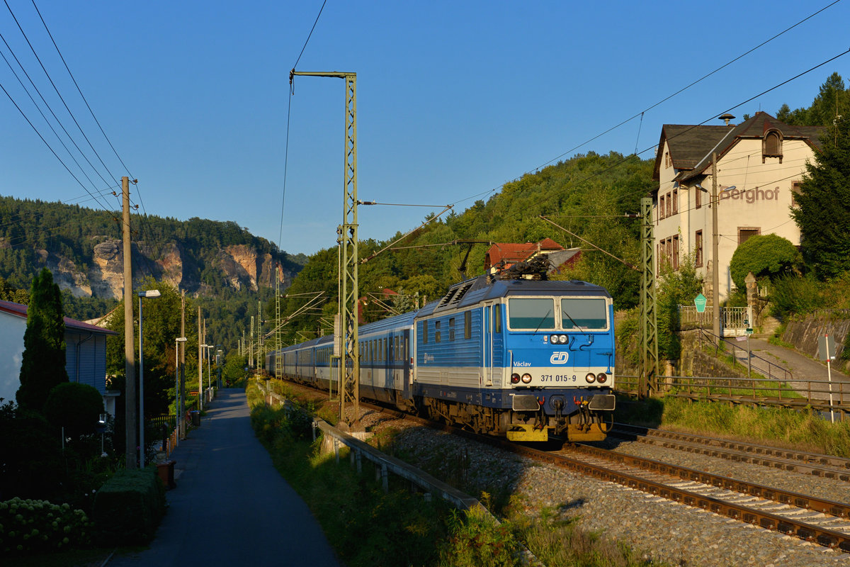371 015 mit einem EC am 05.09.2017 bei Stadt Wehlen. 