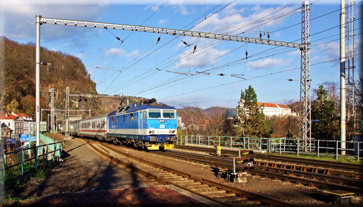 371 015 rollt mit dem EC 175 aus Deutschland kommend in den Bahnhof von Decin ein. Aufgenommen am 17.11.2015.
