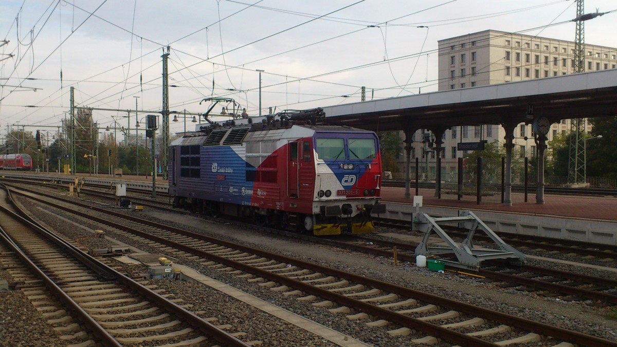 371 201 - 5 der CD abgestellt in Dresden Hauptbahnhof . 13.10.2014