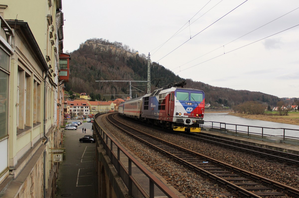 371 201-5 fährt am 20.12.14 mit einem EC durch Königstein.
