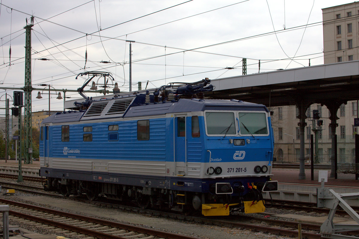 371 201-5  Gottlieb  wartet in Dresden Hbf auf den nächsten Eurocity nach Prag.
28.10.2017 11:47 Uhr.