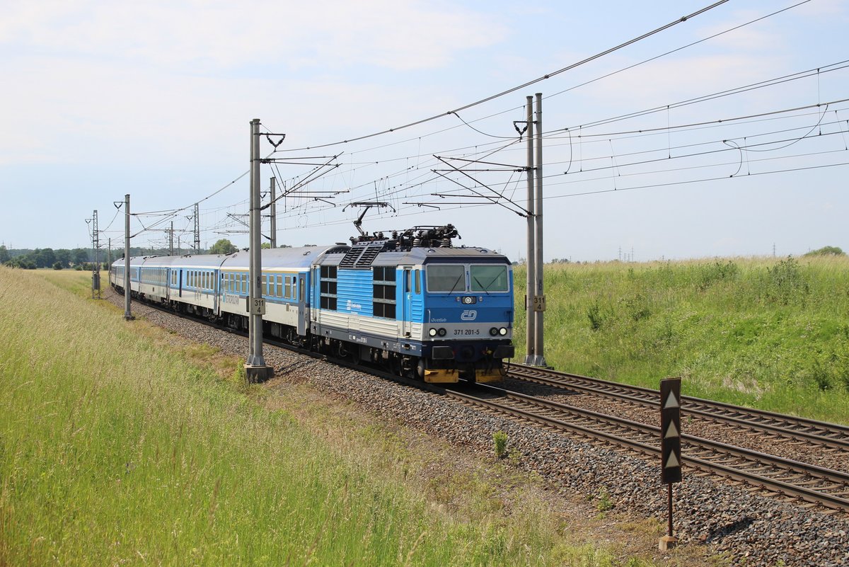 371 201-5 zusehen mit R 891 am 13.06.20 in Pardubice Opočínek.