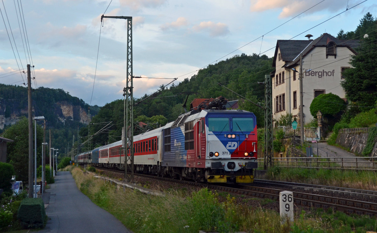 371 201 führte am Abend des 17.06.16 den CNL 458 von Prag kommend durch Stadt Wehlen nach Dresden, wo sie den Zug an die DB übergibt.