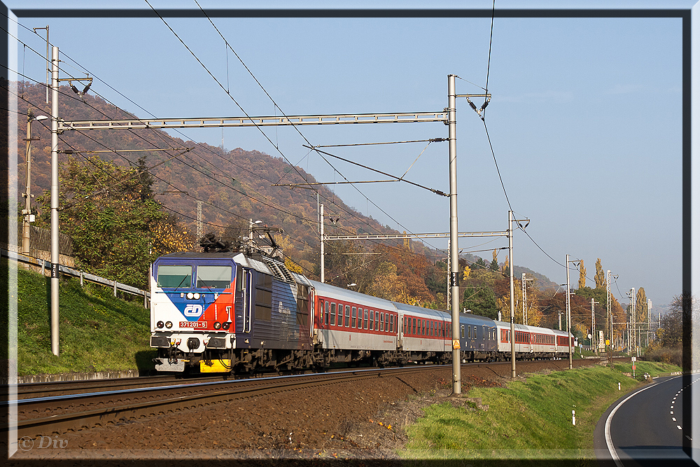 371 201 fuhr am 31.10.2015 durch Usti nad Laben gen Prag