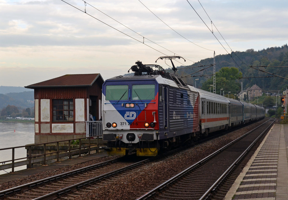 371 201 schleppte am 15.10.16 den EC 172 durch Königstein nach Dresden.