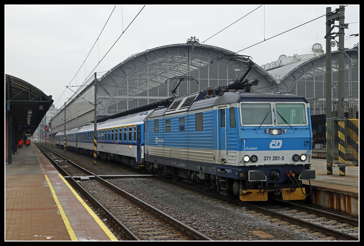 371 201 steht am 22.01.2019 mit einem Reisezug Abfahrbereit in Praha hlavni nadrazi.