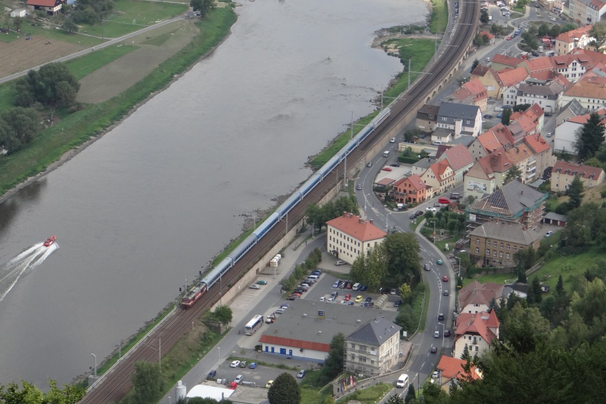 371 XXX mit einem EC in Knigstein am 24.08.13. Foto von der Festung Knigstein.