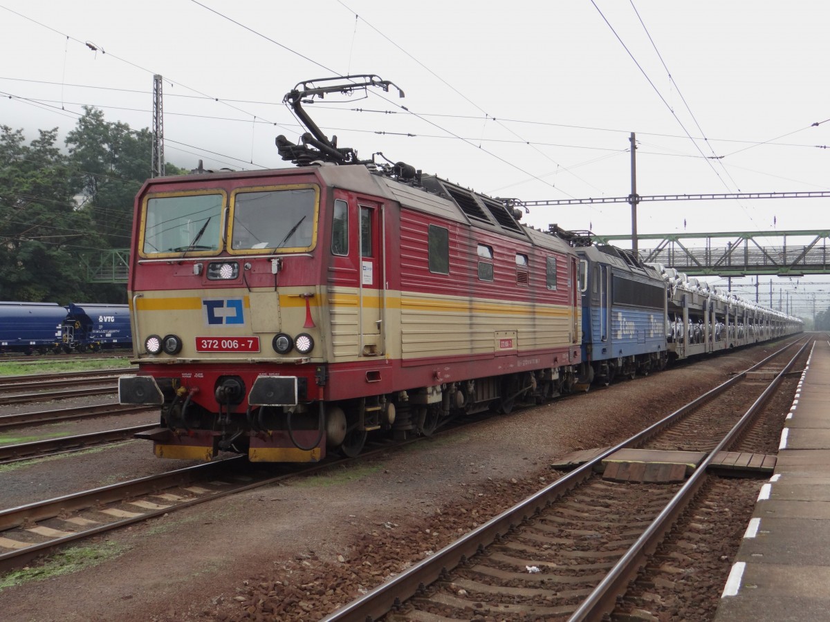 372 006-7 und 363 517-4 zu sehen am 28.09.14 in Ústí nad Labem-Střekov als der Nebel sich auflöste.