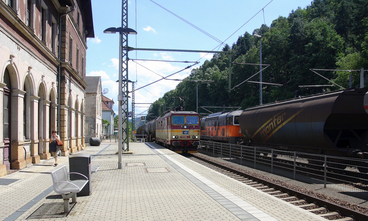 372 006-7 von der CD-Cargo kommt durch Bad-Schandau(D) mit einem langen gemischten Güterzug aus Decin(CZ) nach Leipzig-Engelsdorf(D) und fährt in Richtung Königstein,Pirna,Dresden-Hbf,Dresden-Friedrichstadt(Gbf)(D).
Aufgenommen von Bahnsteig von Bad-Schandau(D). 
Bei m Sommerwetter am Mittag vom 21.7.2015.