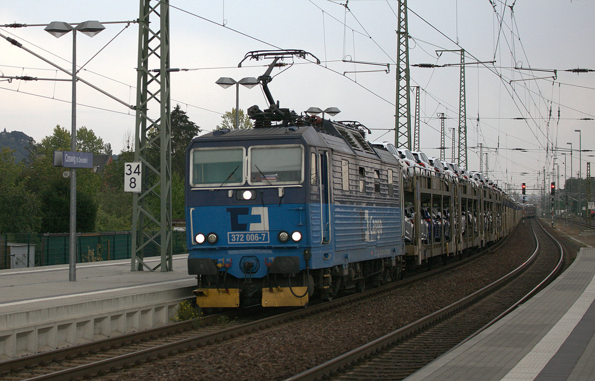 372 006-7 mit einem Autoganzzug bei der Durchfahrt Coswig. 23.09.2020 15:11 Uhr.