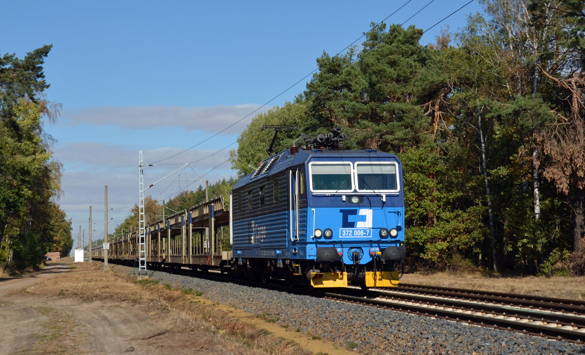 372 006 hatte am 27.09.18 bereits einen vollen Skoda-Zug zum BLG-Standort nach Falkenberg/E gebracht. Nach circa zwei Stunden rollte sie mit einem leeren BLG-Zug durch Marxdorf zurück Richtung Zeithain nach Tschechien.