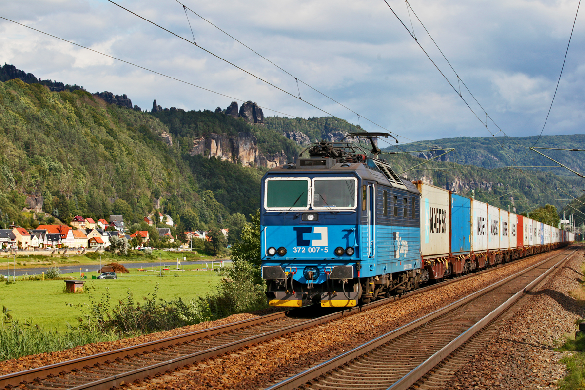 372 007-5 donnert in Krippen mit einem Containerzug nach Nord vorüber.Bild vom 8.9.2015