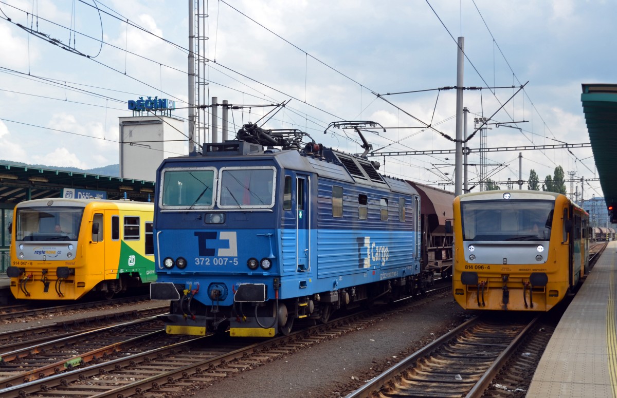 372 007 holte am 04.07.13 einen Ganzzug Schwenkdachwagen in Decin ab. Hier verl�sst der Zug Decin Richtung Deutschland.