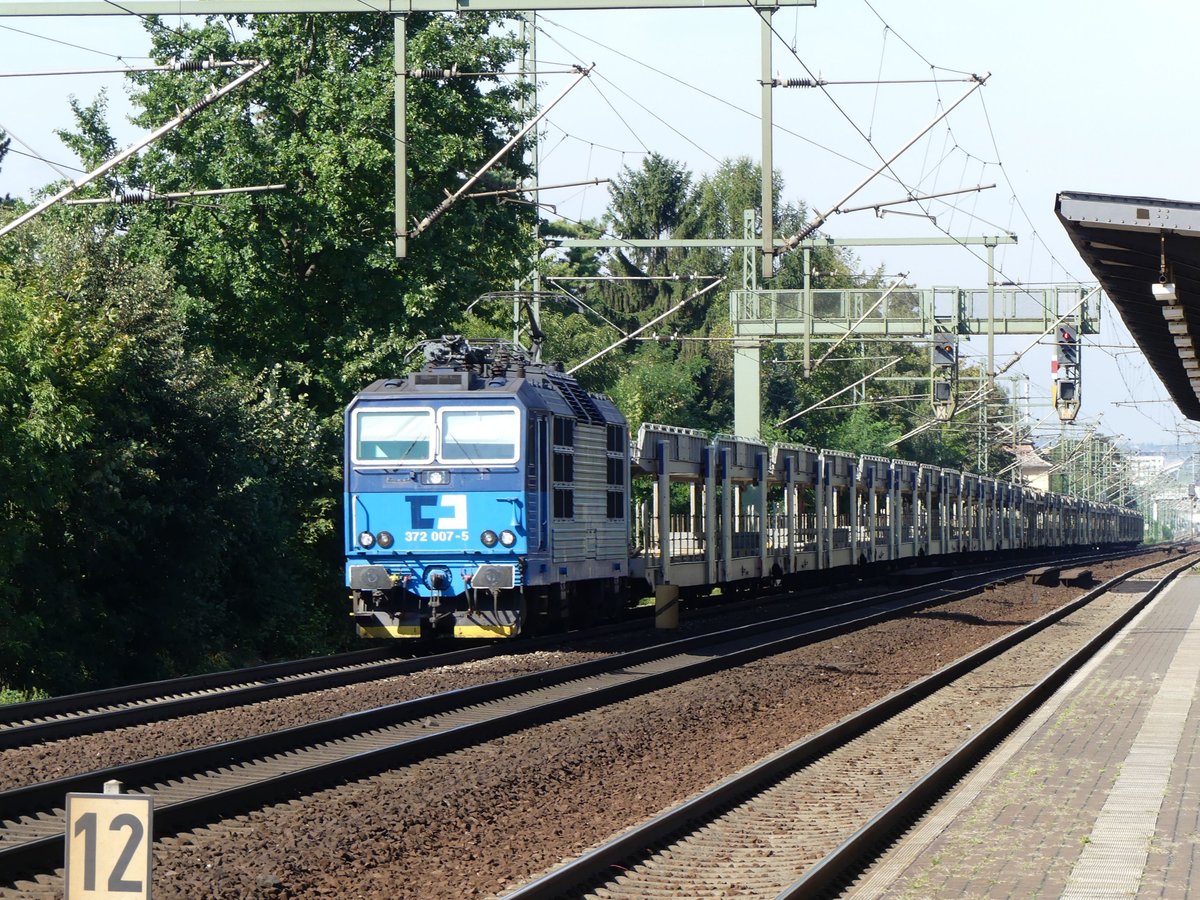 372 007 zieht am 22.09.2016 einen leeren Autozug durch Dresden-Strehlen.