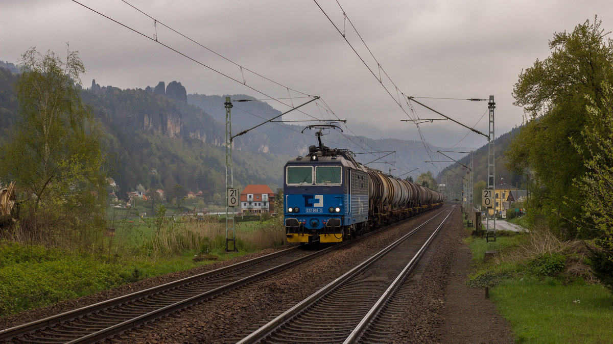 372 008-3 am 18. April 2017. Aufgenommen im Bahnhof Krippen. 
