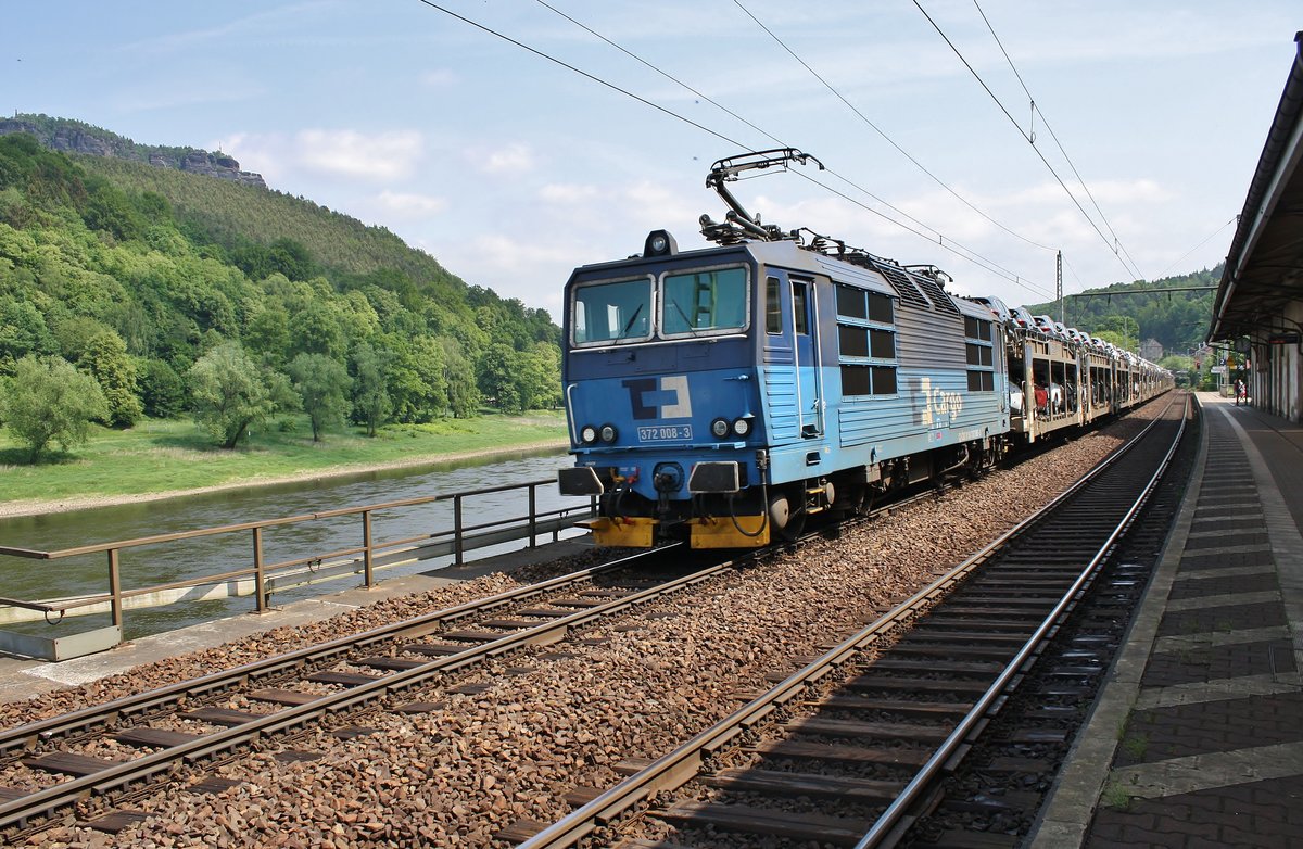 372 008-3 durchfährt am 11.5.2018 mit einem Autotransportzug den Bahnhof Königstein in westlicher Richtung.