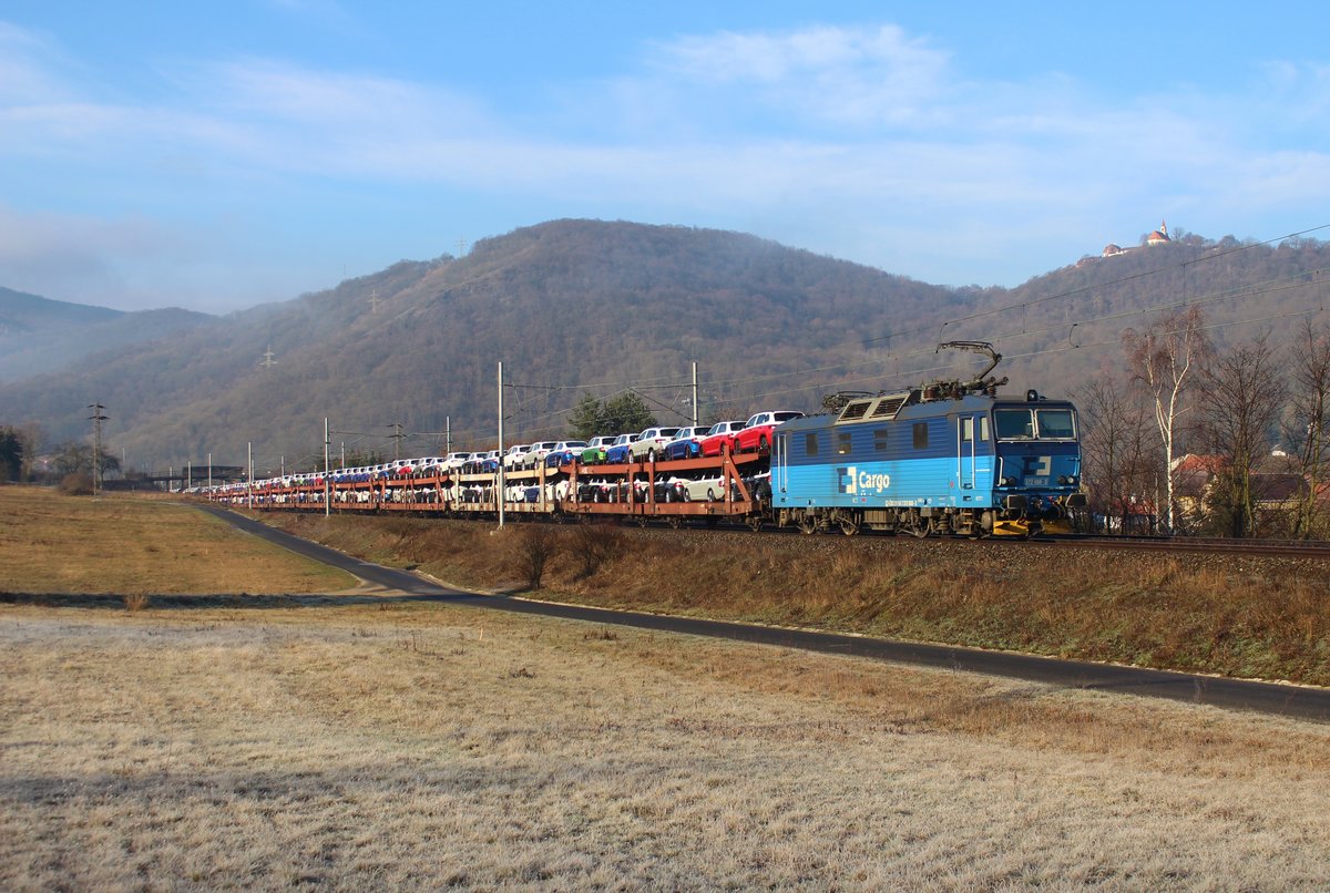 372 008-3 mit einem Autozug zu sehen am 06.03.19 in Sebuzín.