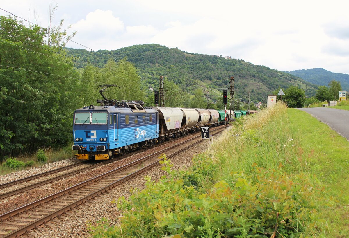 372 008-3 zu sehen mit einem Getreidezug am 09.07.22 bei Sebuzin.