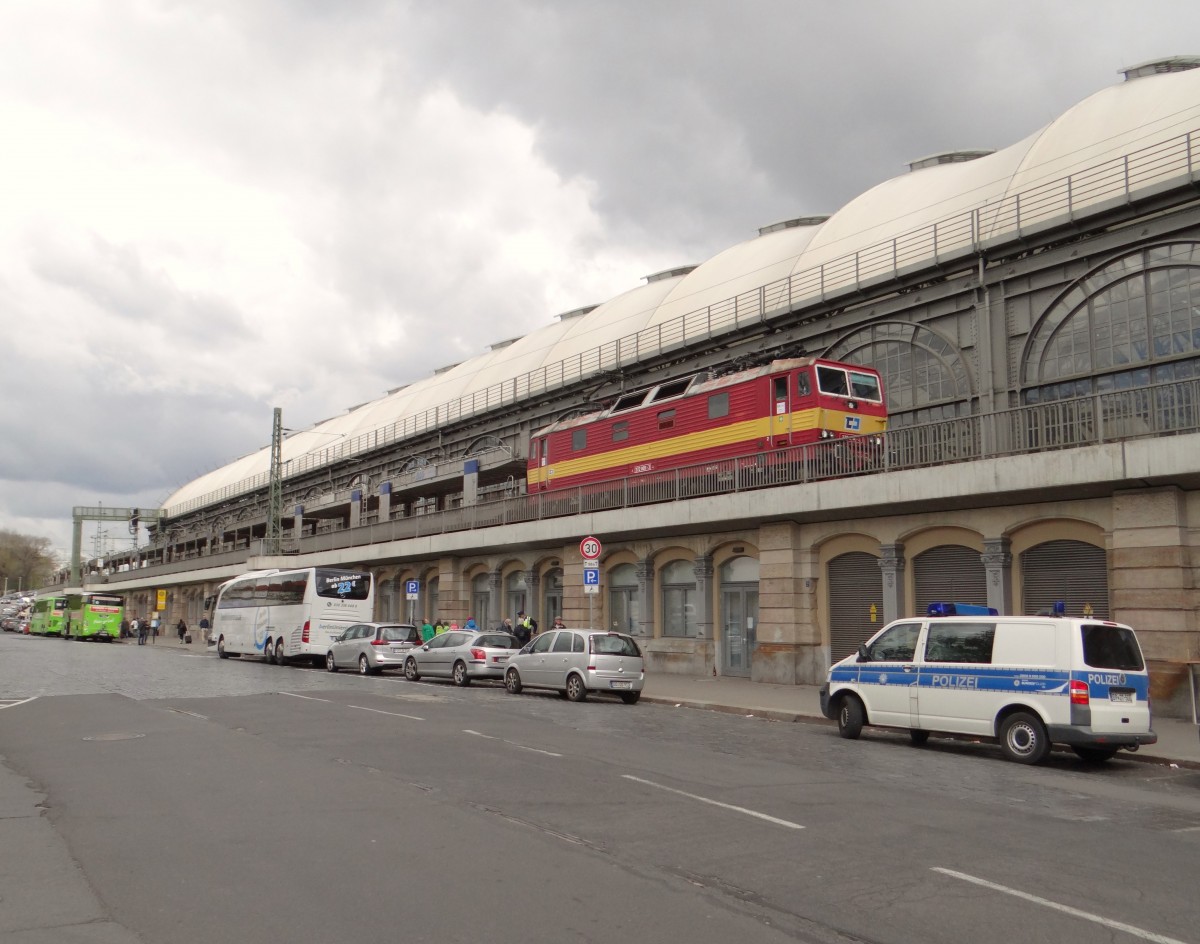 372 008-3 zu sehen mit einem leeren Autozug in Dresden Hbf am 18.04.15.