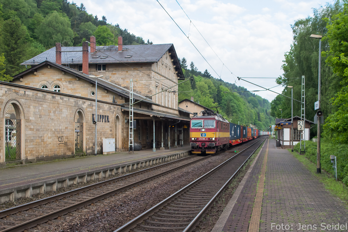372 008 von CD-Cargo mit Containerzug in Richtung Decin am 08.05.2014 in Krippen.