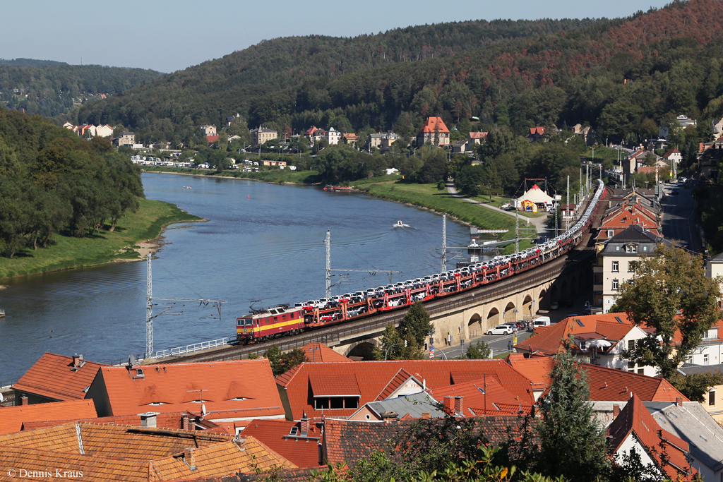 372 008 mit einem Autozug am 07.09.2013 in Knigstein.