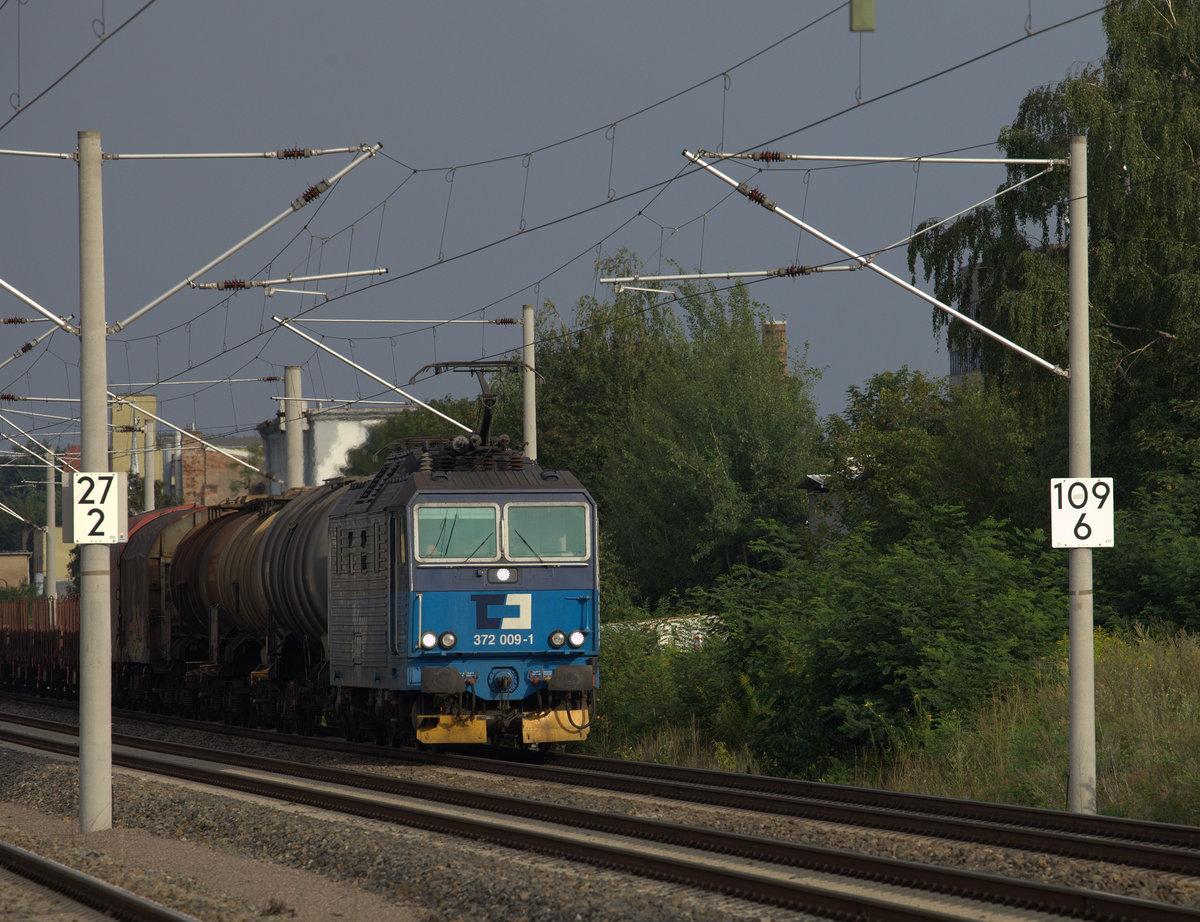 372 009-1 passiert gerade eben auf Gleis den Bahnhof Radebeul Ost.05.08.2016 18:29 Uhr.