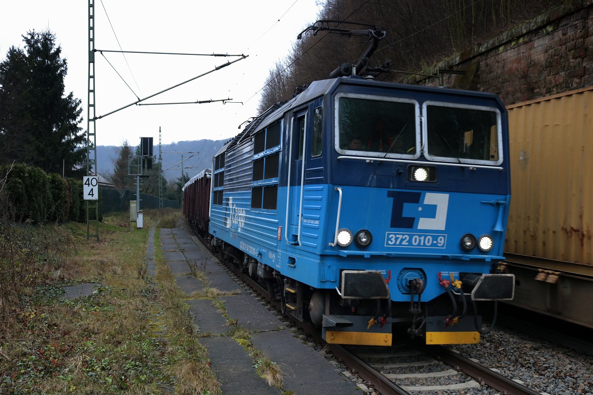 372 010-9 der ČD Cargo als Gz durchfährt den Hp Obervogelgesang auf der Bahnstrecke Děčín–Dresden-Neustadt (KBS 241.1 | Elbtalstrecke) Richtung Dresden. [16.12.2017 | 12:36 Uhr]