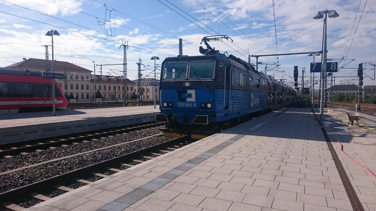 372 010-9 fährt mit einem Auto-Ganzzug am 22.09.2015 durch den Bahnhof Dresden-Neustadt