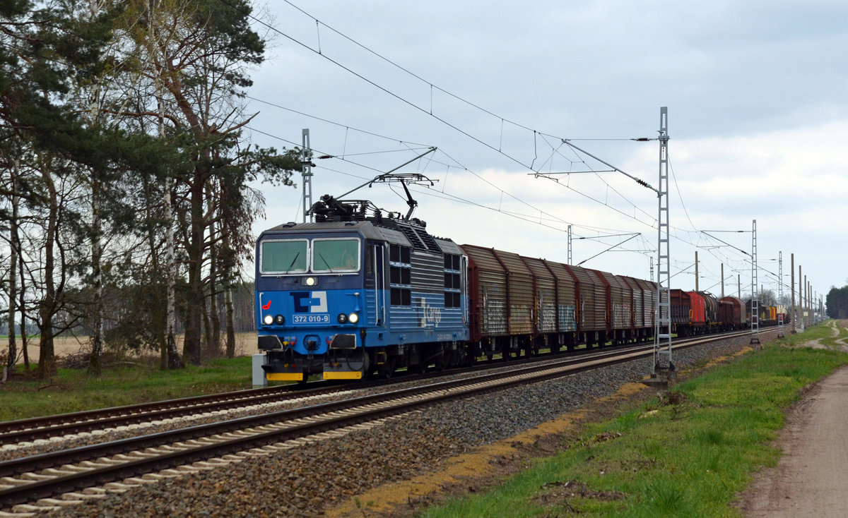 372 010 führte am 12.04.19 einen gemischten Güterzug durch Marxdorf Richtung Falkenberg(E).