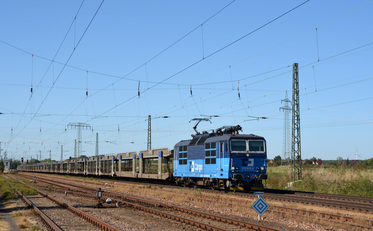 372 010 hat am 22.09.19 in Falkenberg(E) einem leeren Autozug der BLG übernommen und rollt mit ihm nun durch Weissig Richtung Dresden.