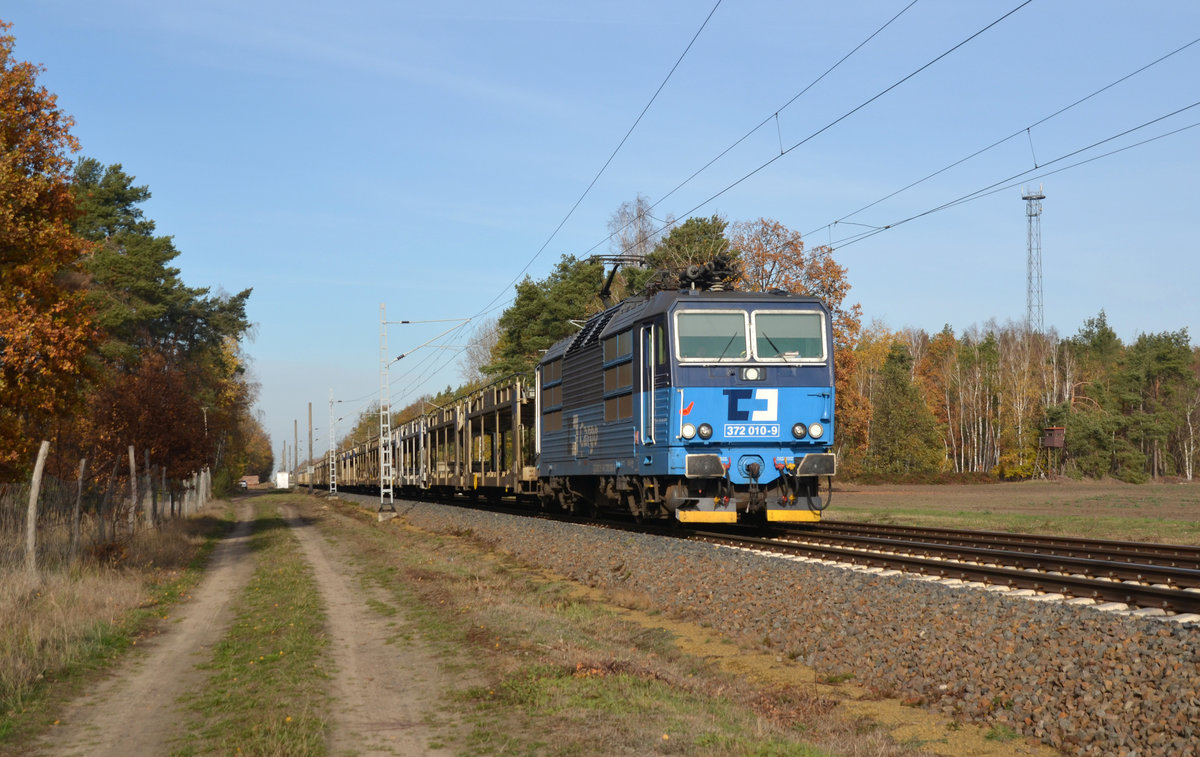 372 010 hat sich am 14.11.18 in Falkenberg/E an einen leeren BLG-Autozug gesetzt und führt diesen durch Marxdorf Richtung Zeithain zurück nach Tschechien.