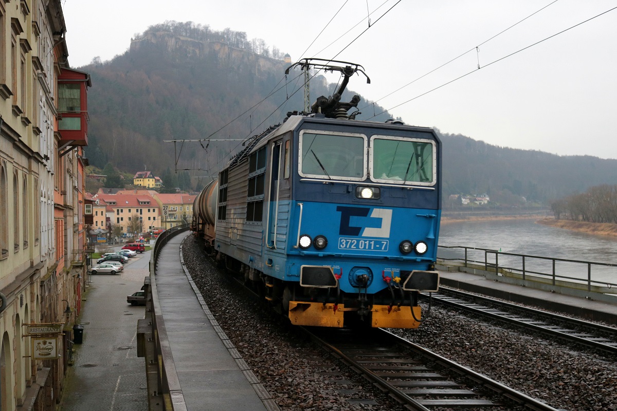 372 011-7 der ČD Cargo als Kesselzug durchfährt den Hp Königstein(Sächs Schw) auf der Bahnstrecke Děčín–Dresden-Neustadt (KBS 241.1 | Elbtalstrecke) Richtung Bad Schandau. [16.12.2017 | 13:27 Uhr]