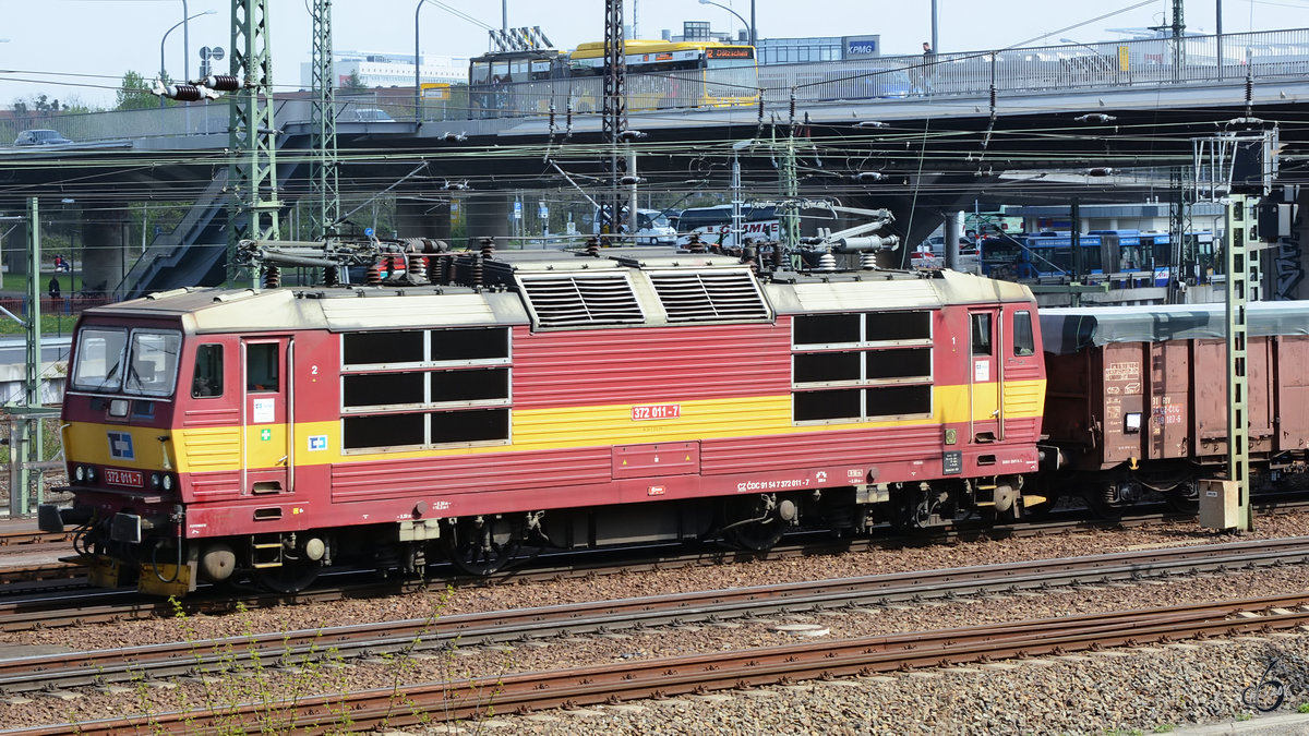 372 011-7 der CD zieht im April 2014 einen Güterzug durch Dresden.