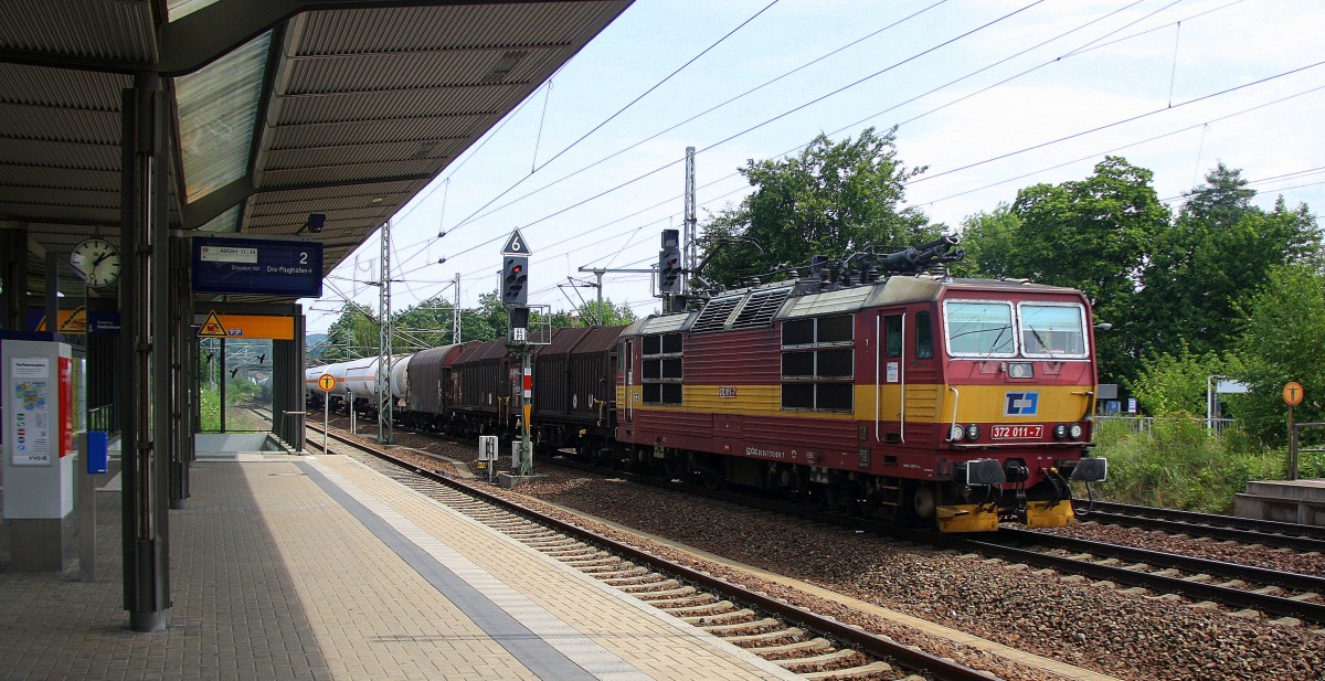 372 011-7  Knödelpresse  der CD kommt durch Pirna mit einem langen gemischten Güterzug aus Tschechien nach Leipzig-Engelsdorf(D) und fährt in Richtung Dresden-Hbf. Aufgenommen in Pirna(D). 
Bei Sommerwetter am Mittag vom 17.7.2015.