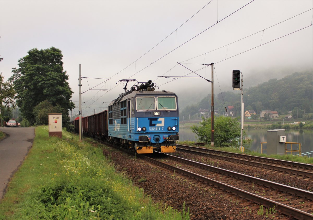 372 011-7 zusehen mit einem Mischer am 18.07.20 in Ústí nad Labem-Střekov.