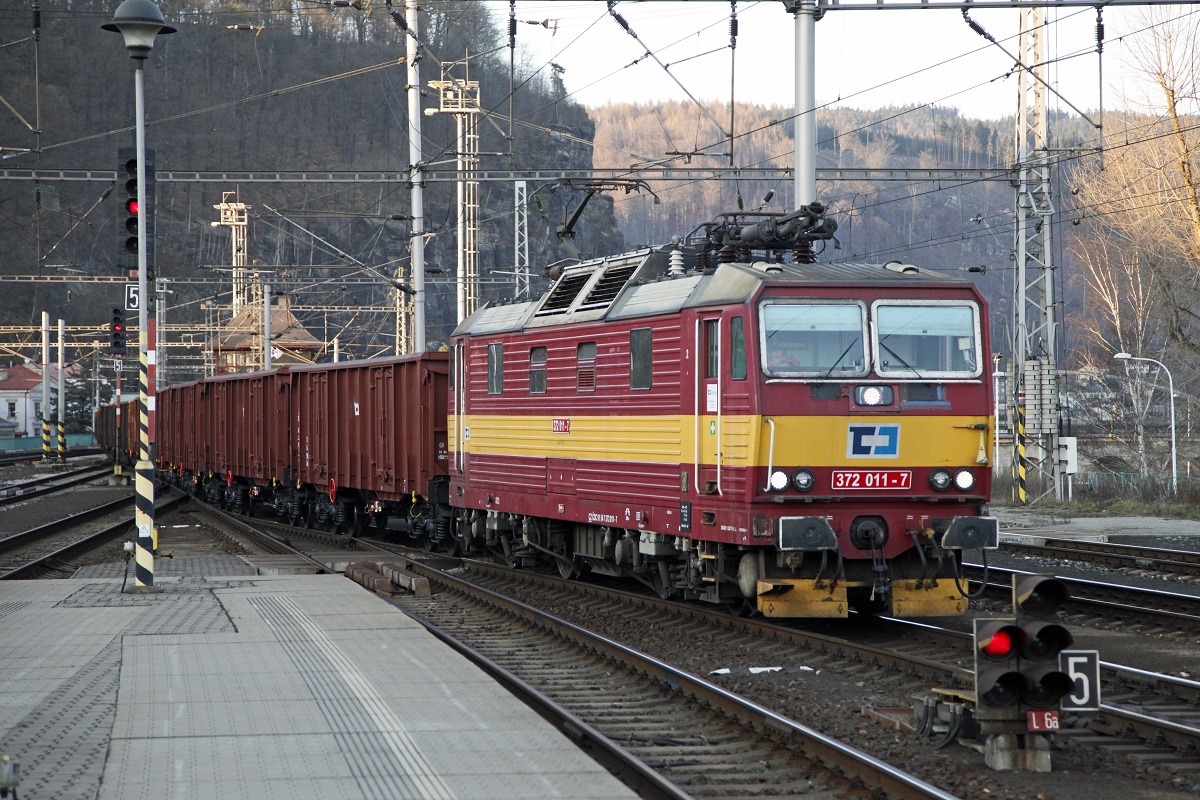 372 011 fährt am 12.03.2014 mit einem Güterzug in Dezin hlavni ein.