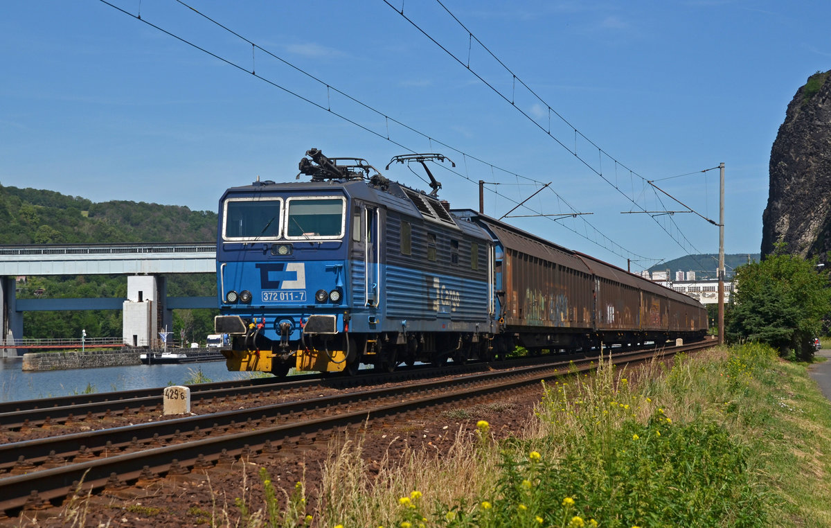372 011 führte am 14.06.19 einen Schiebewandwagenzug durch Usti nad Labem Strekov Richtung Litomerice.